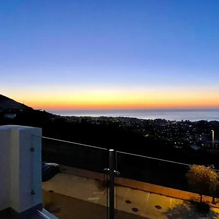 Bayview -superb Luxurious Sea View Penthouse With Private Hot Tub By Solrentspain Appartement *